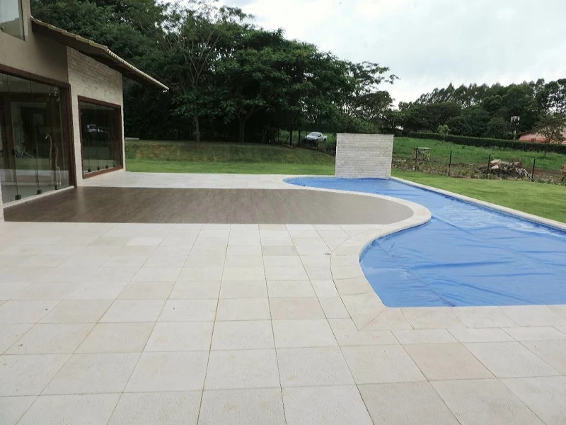 piso atérmico antiderrapante para piscina