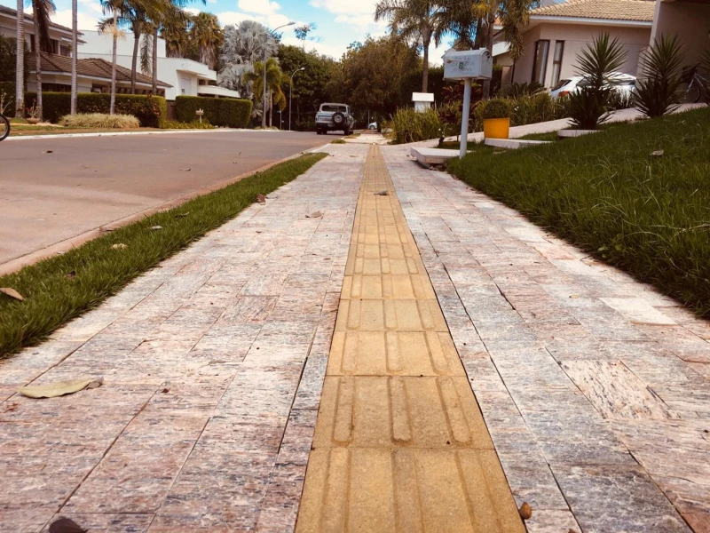 piso tátil concreto